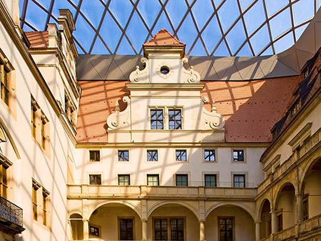 Prächtigste und größte Schatzkammer der Welt Grünes Gewölbe in Dresden – der Innenhof