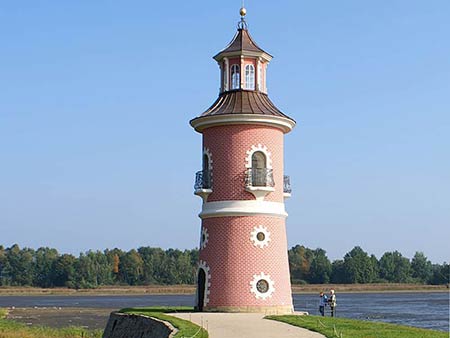 Binnenleuchtturm mit kleinem Hafen und Mole